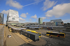 900470 Gezicht op het Centraal Station te Utrecht, vanaf de Moreelsebrug, met op de voorgrond het autobusstation ...